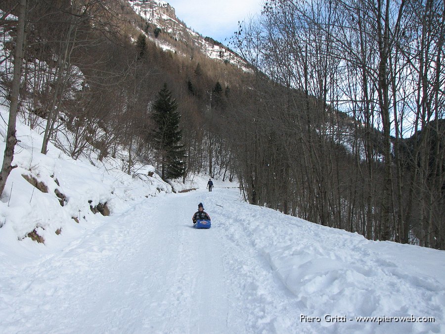 03 Slittare sulla strada chiusa al traffico.jpg